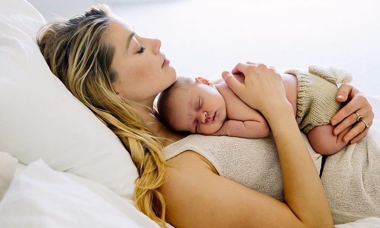 Amber Heard bên bé gái mới sinh