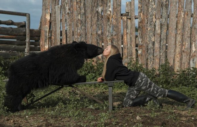 Cứu gấu con khỏi rạp xiếc, cô gái Nga tìm thấy bạn thân trọn đời - Ảnh 2