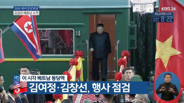    Chủ tịch Triều Tiên Kim Jong Un cùng em gái bước xuống từ tàu bọc thép, bắt đầu công du Việt Nam